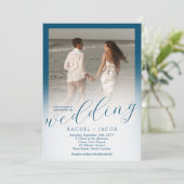 Modernes Script Ocean Blue Ombre Foto Wedding Einladung (Stehend Vorderseite)