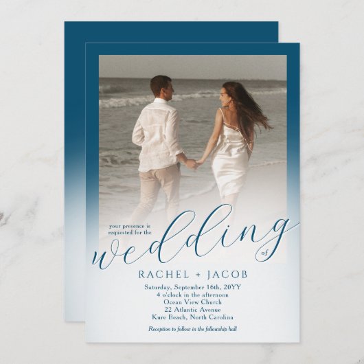 Modernes Script Ocean Blue Ombre Foto Wedding Einladung (Vorne/Hinten)