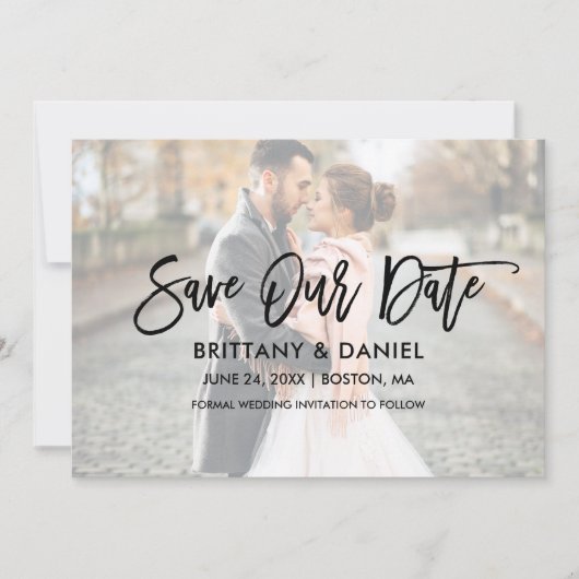 Modernes Script-Overlay für Pinselstriche Rette un Save The Date (Vorderseite)