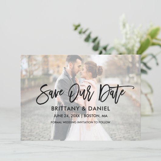 Modernes Script-Overlay für Pinselstriche Rette un Save The Date (Stehend Vorderseite)