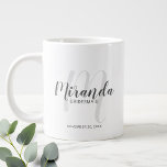 Modernes Script Personalisiert Bridesmaier Coffee  Jumbo-Tasse<br><div class="desc">Fügen Sie Ihrer Hochzeit eine persönliche Touch mit personalisierter Tasse der Brautjungfrauen hinzu. Diese Tasse zeichnet sich durch den personalisierten Namen der Brautjungfrau aus, der im Stil eines grauen, modernen Drehbuch-Schriftartes und in Monogramm im hellgrauen, modernen Drehbuch-Schriftart-Stil als Hintergrund mit Titel und Hochzeitdatum in grauem, modernem Sans Serif Schriftart Stil....</div>