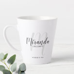 Modernes Script Personalisiert Bridesmaier Coffee  Milchtasse<br><div class="desc">Fügen Sie Ihrer Hochzeit eine persönliche Touch mit personalisierter Tasse der Brautjungfrauen hinzu. Diese Tasse zeichnet sich durch den personalisierten Namen der Brautjungfrau aus, der im Stil eines grauen, modernen Drehbuch-Schriftartes und in Monogramm im hellgrauen, modernen Drehbuch-Schriftart-Stil als Hintergrund mit Titel und Hochzeitdatum in grauem, modernem Sans Serif Schriftart Stil....</div>