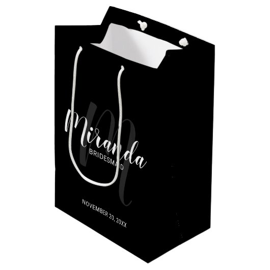 Modernes Script Personalisiert Bridesmaiers Black Mittlere Geschenktüte (Vorderseite Schrägansicht)