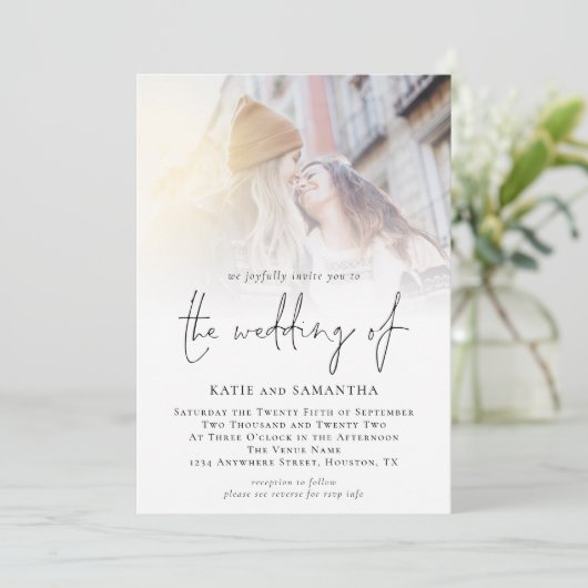 Modernes Script QR Code Foto Lesbische Hochzeit Einladung (Stehend Vorderseite)