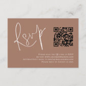 Modernes Script QR Code Soft Brown Wedding RSVP Begleitkarte (Vorderseite)