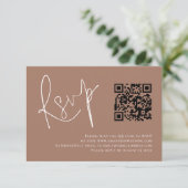 Modernes Script QR Code Soft Brown Wedding RSVP Begleitkarte (Stehend Vorderseite)