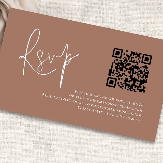 Modernes Script QR Code Soft Brown Wedding RSVP Begleitkarte