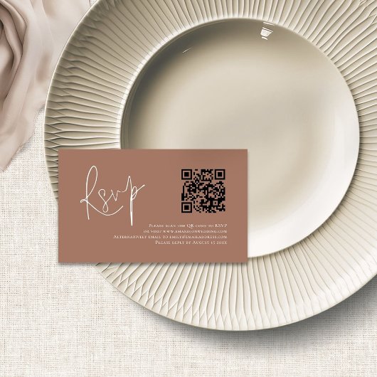 Modernes Script QR Code Soft Brown Wedding RSVP Begleitkarte
