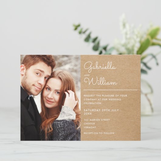 Modernes Script Rustic Kraft Foto Hochzeit Einladung (Stehend Vorderseite)