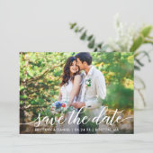Modernes Script Save the Date Foto W Card (Stehend Vorderseite)