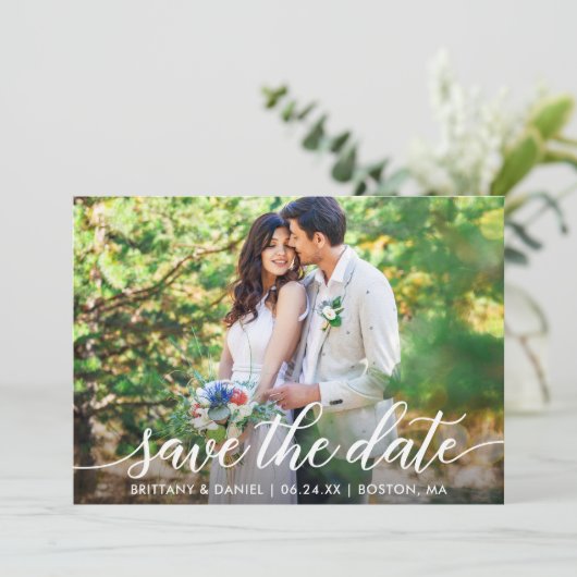 Modernes Script Save the Date Foto W Card (Stehend Vorderseite)