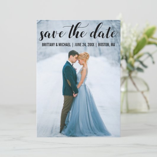 Modernes Script Save the Date Verlobung Foto B Einladung (Stehend Vorderseite)