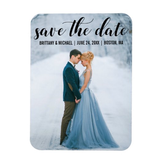 Modernes Script Save the Date Verlobung Foto B Magnet (Vertikal)