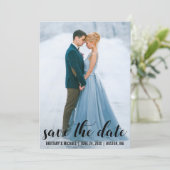 Modernes Script Save the Date Verlobung Foto BL Einladung (Stehend Vorderseite)