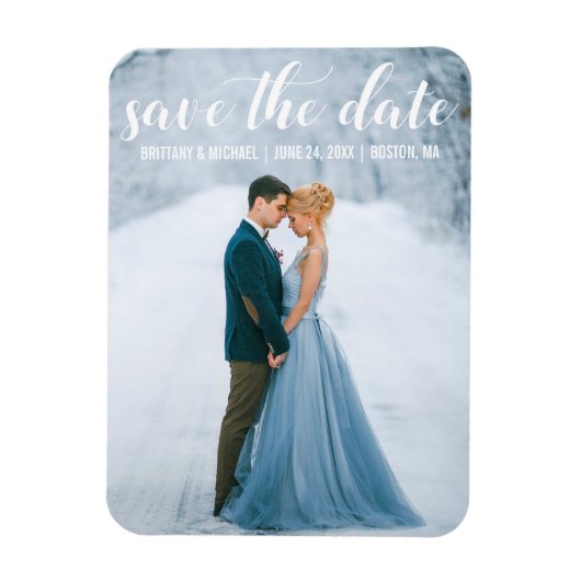 Modernes Script Save the Date Verlobung Foto W Magnet (Vertikal)
