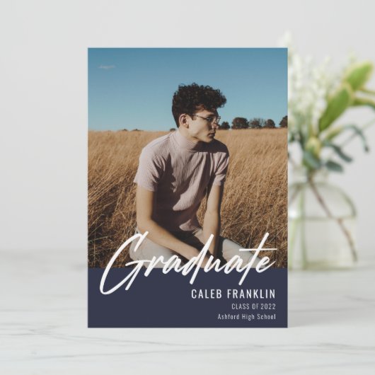 Modernes Script Senior Class Foto Abschluss (Stehend Vorderseite)