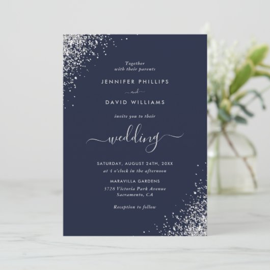 Modernes Script Silver Glitzer Navy Blue Wedding Einladung (Stehend Vorderseite)