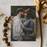 Modernes Script Simple Wedding Foto Save the Date Magneteinladung<br><div class="desc">Dieses moderne,  elegante Foto Ankündigung Datum freihalten mit handgeschriebenem Schrift Save the Date,  minimalen,  anpassbaren Textdetails und Foto auf der Vorderseite. Der Rücken ist magnetisch. Klicken Sie auf die Schaltfläche Bearbeiten,  um dieses Design an Ihre Bedürfnisse anzupassen.</div>