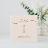 Modernes Script Terracotta Wedding Tischnummer Sig (Stehend Vorderseite)
