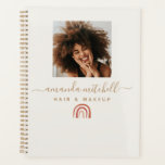 Modernes Script Trendy Rainbow Foto Planer<br><div class="desc">Das Design verfügt über ein modernes Kalligraphieskript mit einem abstrakten mehrfarbigen Regenbogen. Einfach mit allen persönlichen Informationen anpassen. Ideal für jede berufliche oder persönliche Markenbildung,  einschließlich der Schönheitsindustrie.</div>