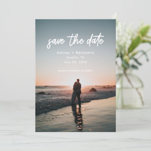 Modernes Script Typografy Foto Wedding Save The Date (Stehend Vorderseite)
