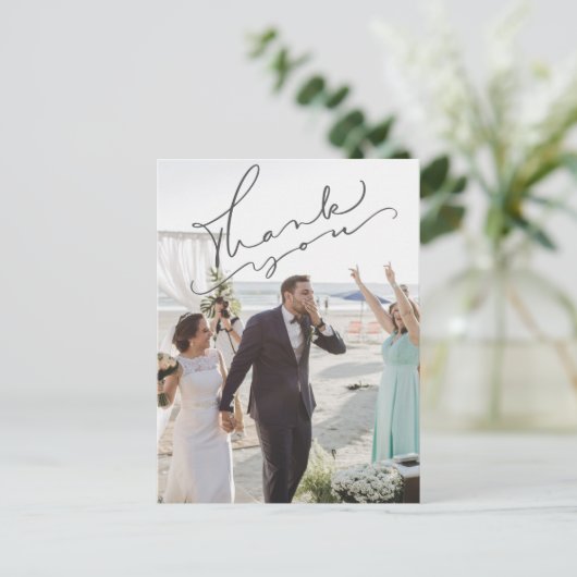 Modernes Script Wedding Day Foto Vielen Dank Postkarte (Stehend Vorderseite)