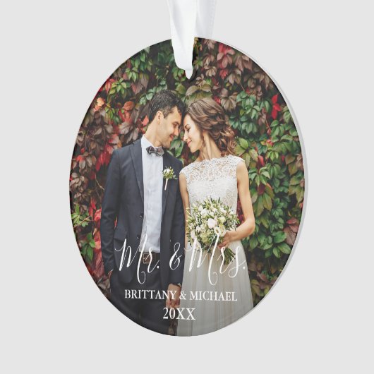 Modernes Script Wedding Foto Mr. & Mrs. Ornament (Vorderseite)