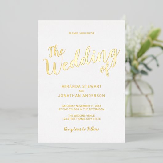 Modernes Script Wedding Gold Folieneinladung (Stehend vorne)