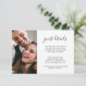 Modernes Script Wedding Guest Details Foto Schwarz Begleitkarte (Stehend Vorderseite)