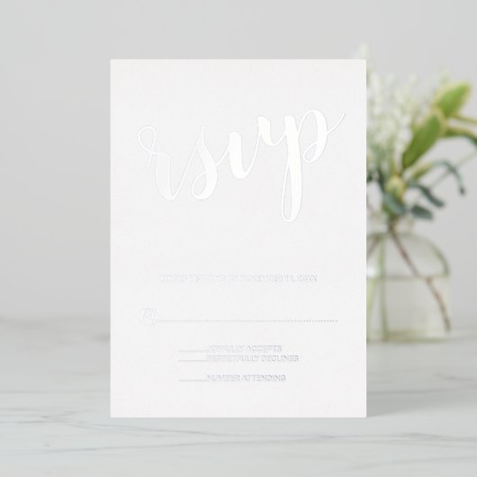 Modernes Script Wedding RSVP Silver Folieneinladung (Stehend vorne)