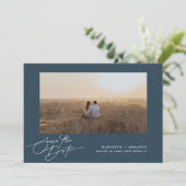 Modernes Script Wedding Website Navy Foto Rettete Save The Date (Stehend Vorderseite)