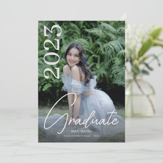 Modernes Script White Foto Abschluss Einladung (Stehend Vorderseite)