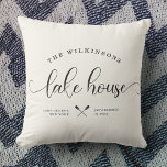 Modernes Seehaus - Familienname - Lage Kissen<br><div class="desc">Moderne,  schicke Kalligrafie mit dem LAKE HOUSE und dem Familiennamen in trendigem typografischem Design. Großartiges Kissen für die Wohngestaltung Ihrer Zuhause weg von der Zuhause. Unser romantisches und stilvolles,  neutrales Elfenbeinkissen zeichnet sich durch eine süße Kanuillustrierung zwischen Ihrem Standort und dem etablierten Jahr aus.</div>