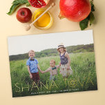 Modernes Shana Tova Jüdisches Foto Folien Feiertagskarte<br><div class="desc">Diese moderne Rosh Hashanah Ferienfotokarte bietet ein vollblütiges Foto mit dem Gruß "Shana Tova" und "Star of David" in Goldfolie. Auf der Rückseite befindet sich ein marineblau blauer Hintergrund. Stellen Sie dieses Design weiter ein, indem Sie ein anderes Foto und/oder Text auf der Rückseite hinzufügen! Die goldene Folie auf dieser...</div>
