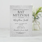 Modernes Silberbat Mitzvah Imitat Glitzer Paint Einladung (Stehend Vorderseite)