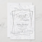 Modernes silbernes typografisches Marmor Sweet 16 Einladung (Vorderseite)