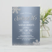 Modernes Silberschneeflocken Dusty Blue Winter Swe Einladung (Stehend Vorderseite)