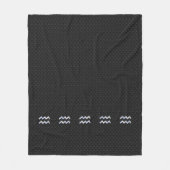 Modernes Silver Aquarius Zodiac-Zeichen auf Schlan Fleecedecke (Vorderseite)