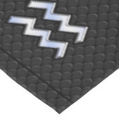 Modernes Silver Aquarius Zodiac-Zeichen auf Schlan Tischdecke (Schrägansicht)