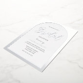 Modernes Silver Foil Arch Script-Brautparty Folieneinladung (Gedreht)