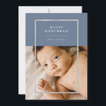 Modernes Silver Frame Hanukkah Foto Blau Feiertagskarte<br><div class="desc">Elegante Imitate silberne Folie Rahmen,  Happy Hanukkah Holiday Fotokarte. Funktionen,  Single-Foto auf der Vorderseite und zwei Fotomodulationsflächen auf der Rückseite der Karte mit der Koordination der blauen Hintergründe.</div>