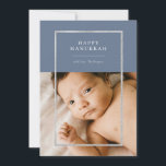 Modernes Silver Frame Hanukkah Foto Blau Feiertagskarte<br><div class="desc">Elegante Imitate silberne Folie Rahmen,  Happy Hanukkah Holiday Fotokarte. Funktionen,  Single-Foto auf der Vorderseite und zwei Fotomodulationsflächen auf der Rückseite der Karte mit der Koordination der blauen Hintergründe.</div>