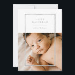 Modernes Silver Frame Hanukkah Foto Feiertagskarte<br><div class="desc">Elegante Imitate silberne Folie Rahmen,  Happy Hanukkah Holiday Fotokarte. Funktionen,  Single Foto auf der Vorderseite und zwei Fotoplattstellen auf der Rückseite der Karte mit der Koordination von silber und weiß Hintergrund.</div>