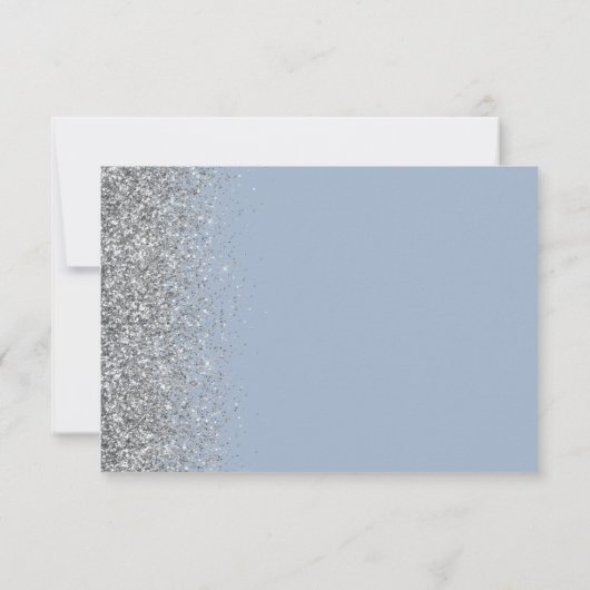 Modernes Silver Glitzer Edge Dusty Blue RSVP Karte (Rückseite)