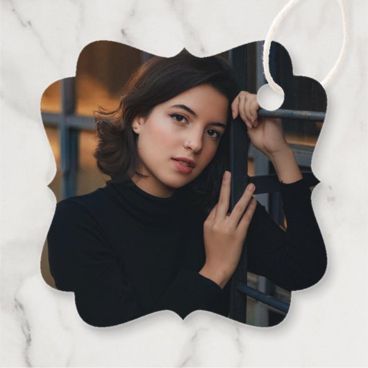 Modernes Silver Script Name 2025 Abschluss Foto Geschenkanhänger (Rückseite)