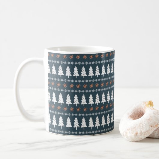 Modernes skandinavisches Weihnachtsbaummuster Kaffeetasse (Mit Donut)