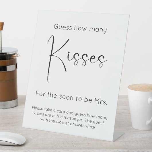 Modernes Skript-Brautparty schätzt, wie viele Küss Sockelschild (In Situ)