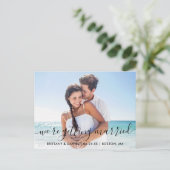 Modernes Skript, das Save the Date heiraten soll Postkarte (Stehend Vorderseite)