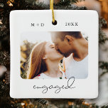 Modernes Skript Elegantes Foto Verlobung Keepake Keramikornament<br><div class="desc">Dieses moderne Drehbuch VERLOBTE Foto-Ornament umfasst zwei Ihrer Verlobung-Fotos (vorne und hinten) sowie Ihre Monogramme und das Datum Ihrer Feier. Dieser stilvolle Sake wird Sie an den Tag erinnern,  an dem Sie JA für Jahrzehnte gesagt haben.</div>