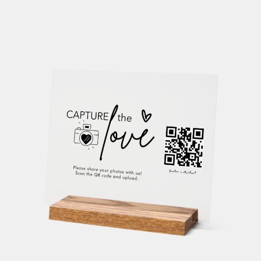 Modernes Skript erfassen den QR-Liebe-Code mit Hol Acrylschild (Winkel)